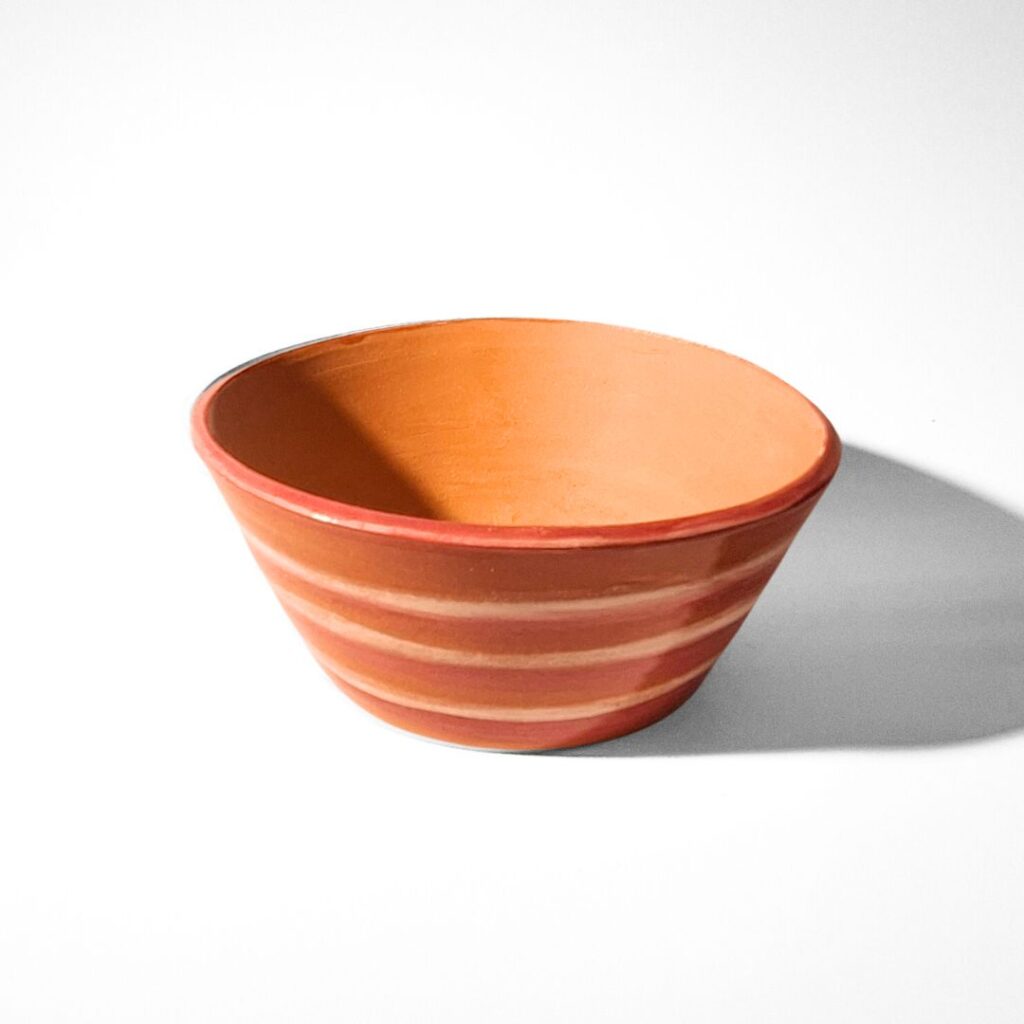 Vaso in ceramica a righe fatto a mano