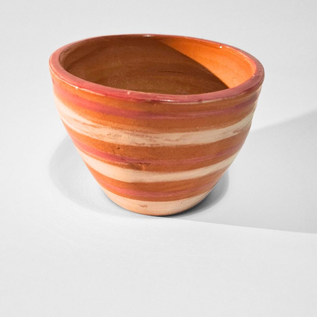 Vaso fatto e dipinto a mano a righe