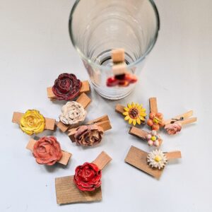 mollette di legno con decorazione artigianale