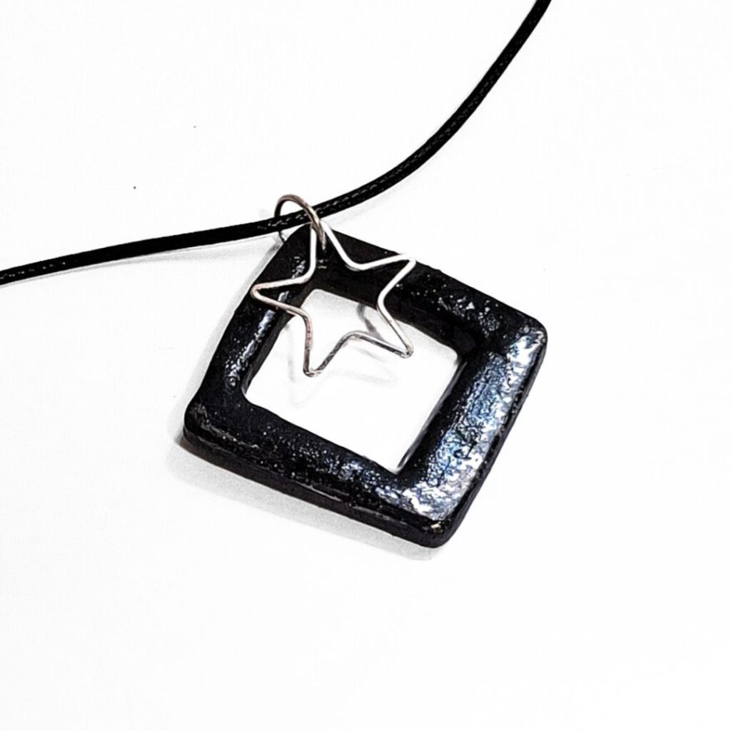 Zenia - Gioiello moderno con charm in metallo